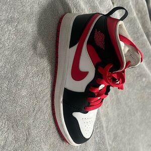 Air Jordan 1 Mid White Very Berry Kid